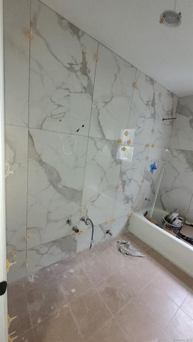 8 Dee Place, Huntington Station, NY 11746