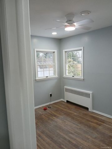 8 Dee Place, Huntington Station, NY 11746