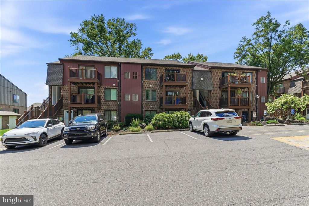5200 HILLTOP DR #B-22, BROOKHAVEN, PA 19015 — exterior