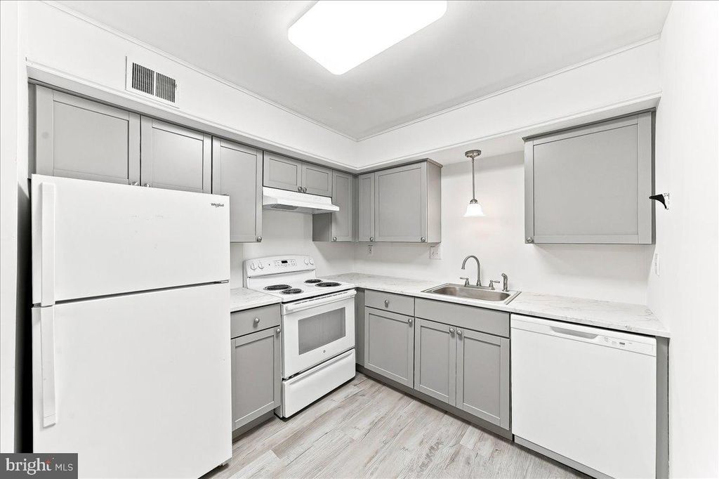 5200 HILLTOP DR #B-22, BROOKHAVEN, PA 19015 — photo 2