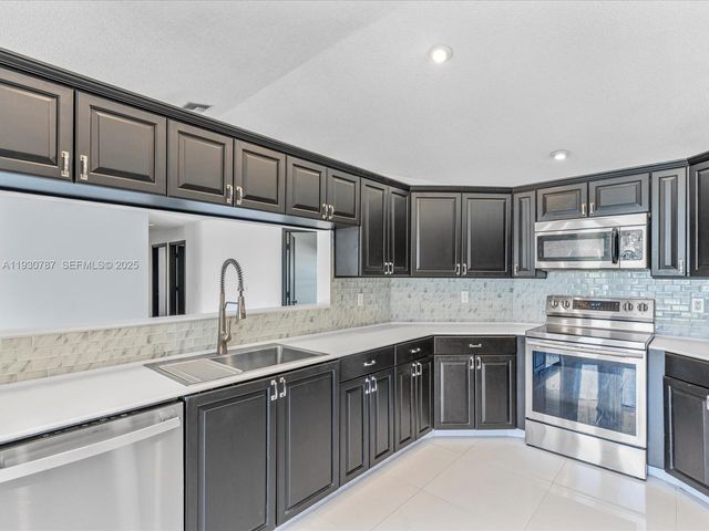 2940 NW 114th Way, Coral Springs, FL 33065