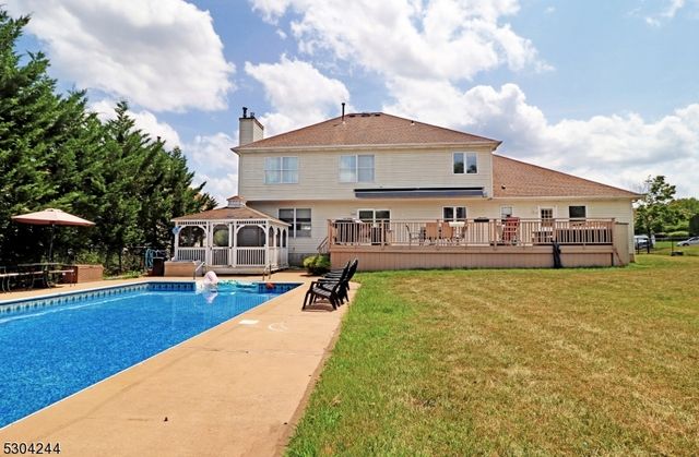 3 Raquel Ct, East Hanover Twp., NJ 07936