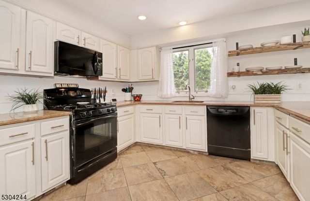 3 Raquel Ct, East Hanover Twp., NJ 07936