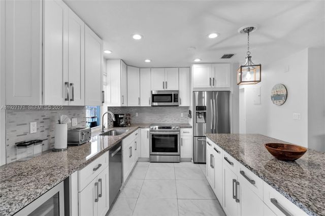 251 SE 8th St ., Pompano Beach, FL 33060