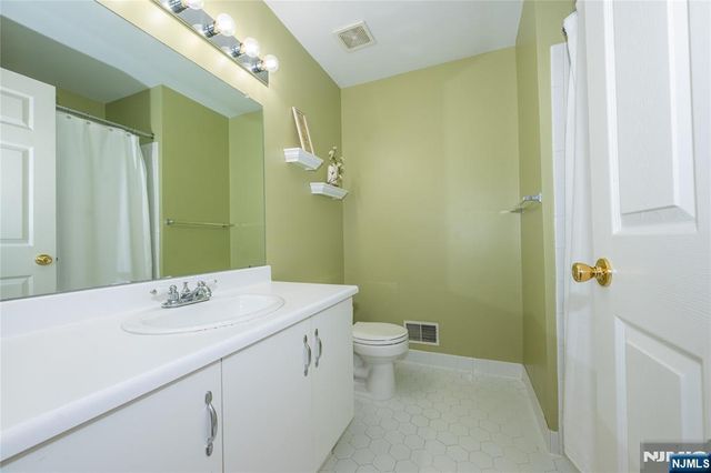 533 Cascade Court, Mahwah, NJ 07430
