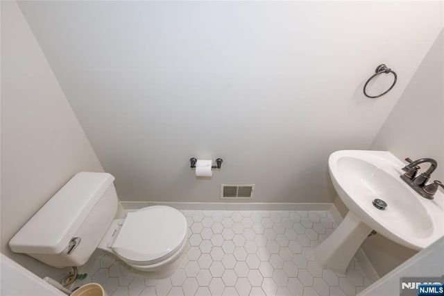 533 Cascade Court, Mahwah, NJ 07430