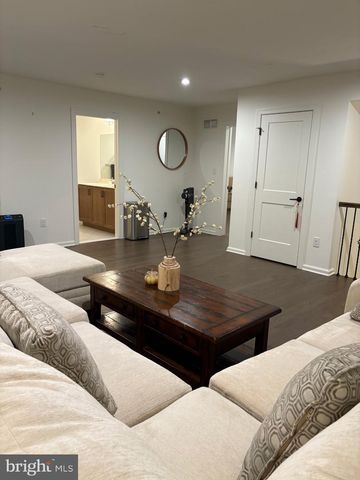 909 HOLDEN CT, Warminster, PA 18974