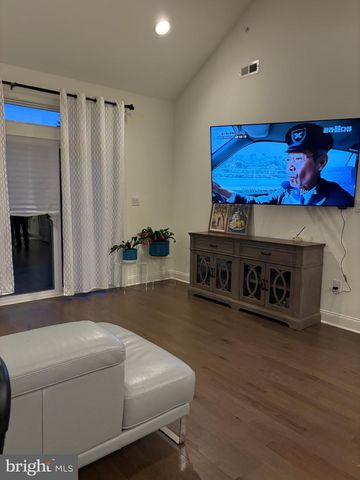 909 HOLDEN CT, Warminster, PA 18974