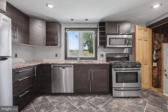 16 LINDEN RD, Bordentown, NJ 08505