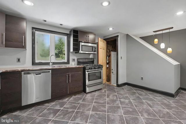 16 LINDEN RD, Bordentown, NJ 08505