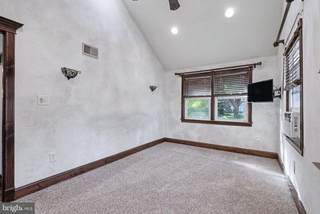 16 LINDEN RD, Bordentown, NJ 08505