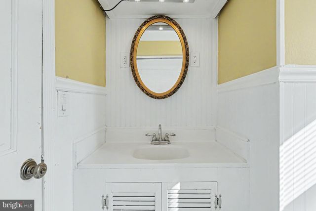 16 LINDEN RD, Bordentown, NJ 08505