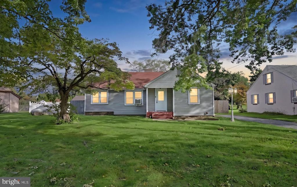 16 LINDEN RD, Bordentown, NJ 08505