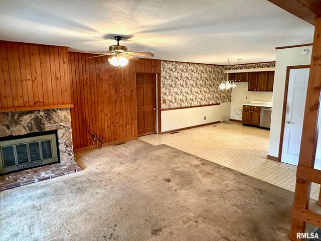 17 Springwater Drive, Jacksonville, IL 62650