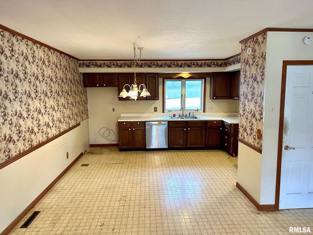 17 Springwater Drive, Jacksonville, IL 62650