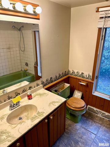 17 Springwater Drive, Jacksonville, IL 62650