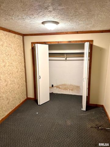 17 Springwater Drive, Jacksonville, IL 62650