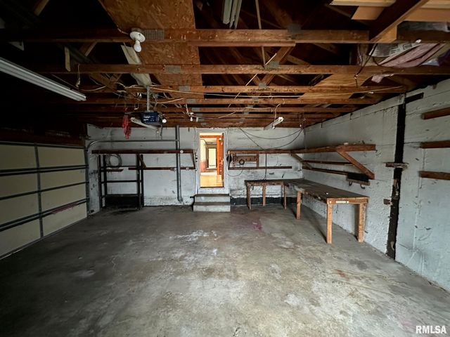 17 Springwater Drive, Jacksonville, IL 62650