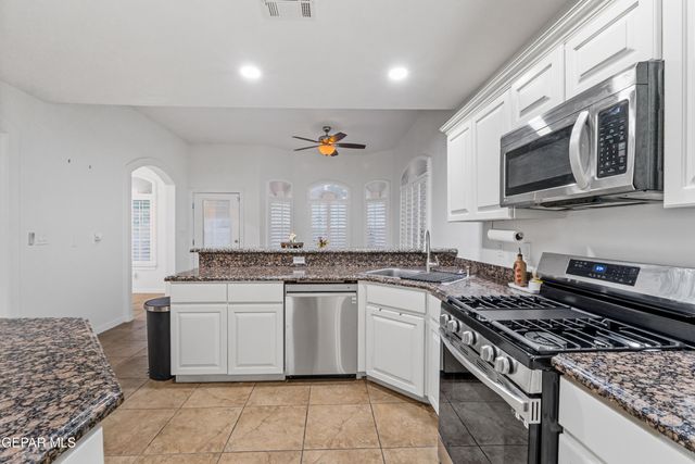 6697 Crucero Del Sol Drive, El Paso, TX 79911