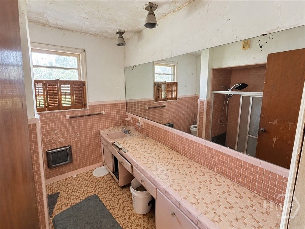 Image 9 of property listing at 513 Dyches Drive, Savannah, GA 31406
