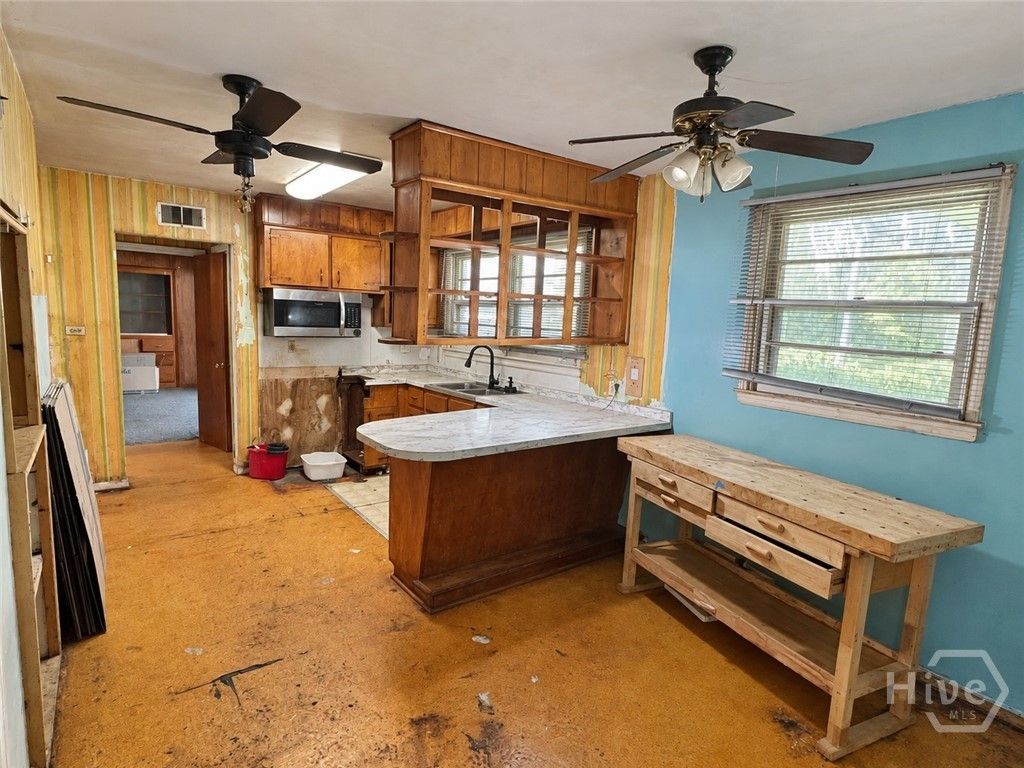 Image 11 of property listing at 513 Dyches Drive, Savannah, GA 31406
