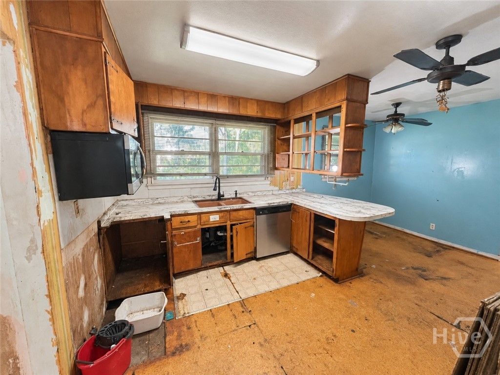 Image 12 of property listing at 513 Dyches Drive, Savannah, GA 31406
