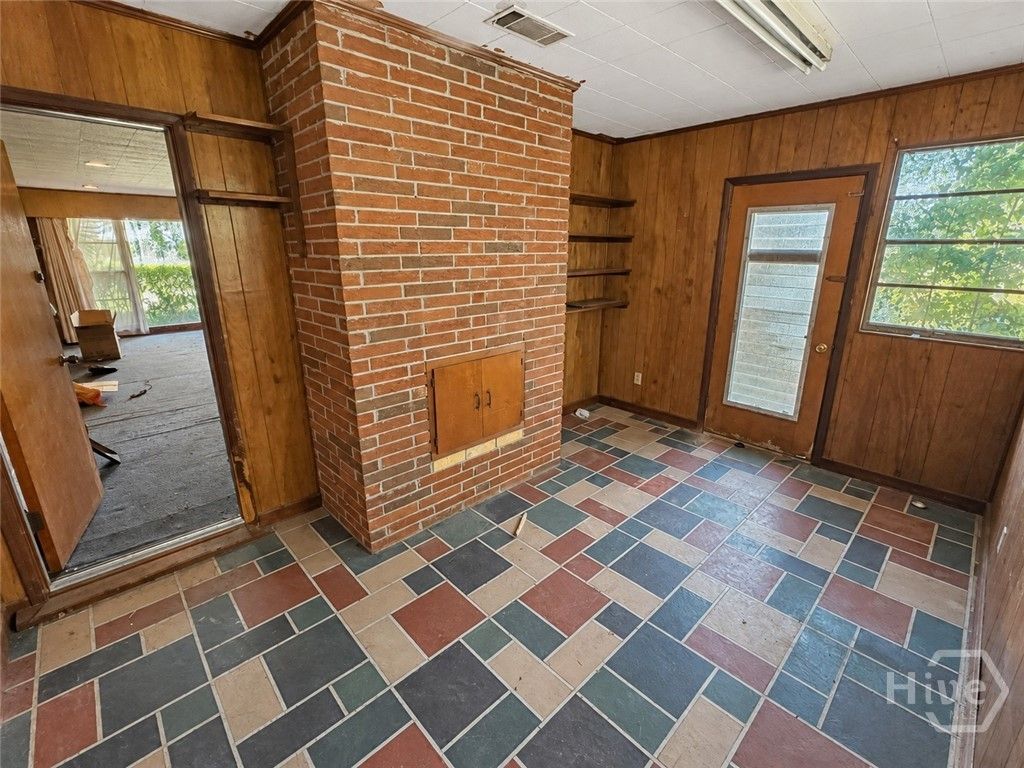 Image 5 of property listing at 513 Dyches Drive, Savannah, GA 31406