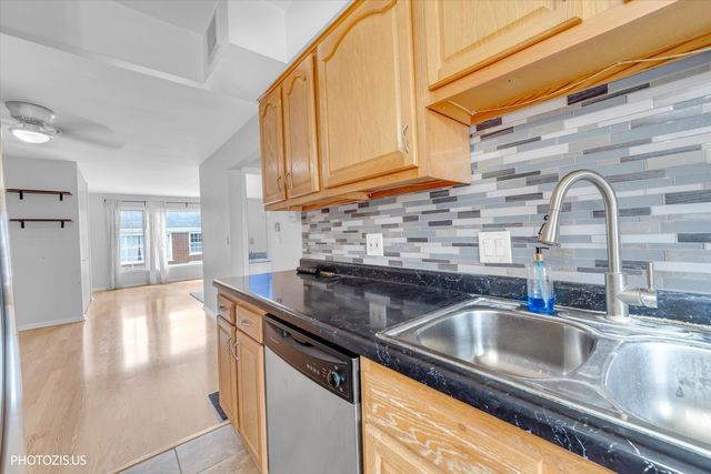 1450 Plymouth Place 2W, Glenview, IL 60025