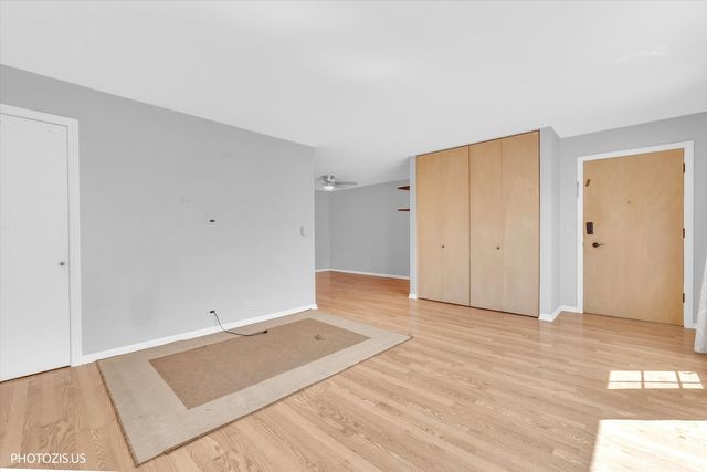 1450 Plymouth Place 2W, Glenview, IL 60025