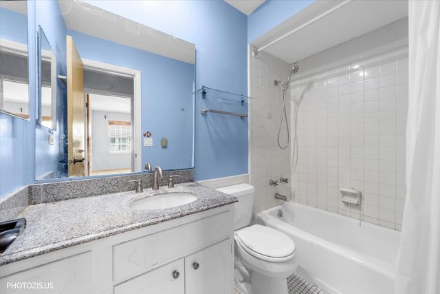 1450 Plymouth Place 2W, Glenview, IL 60025