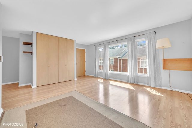 1450 Plymouth Place 2W, Glenview, IL 60025