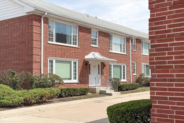 1450 Plymouth Place 2W, Glenview, IL 60025