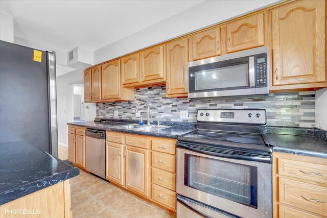 1450 Plymouth Place 2W, Glenview, IL 60025