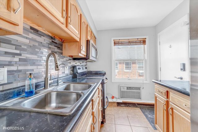 1450 Plymouth Place 2W, Glenview, IL 60025