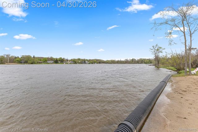 1424 Woodbridge Lane, Wixom, MI 48393