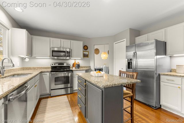 1424 Woodbridge Lane, Wixom, MI 48393