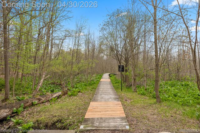 1424 Woodbridge Lane, Wixom, MI 48393