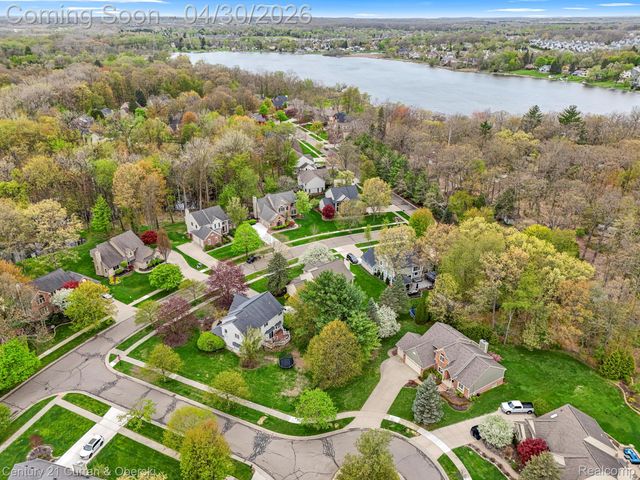 1424 Woodbridge Lane, Wixom, MI 48393
