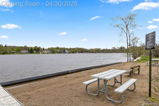 1424 Woodbridge Lane, Wixom, MI 48393