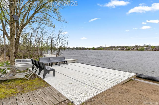 1424 Woodbridge Lane, Wixom, MI 48393