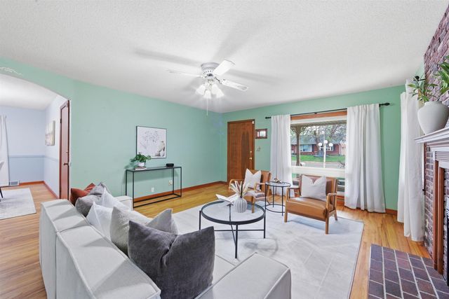 1555 N Womer Dr, Wichita, KS 67203