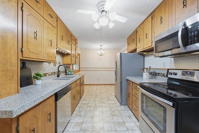 1555 N Womer Dr, Wichita, KS 67203