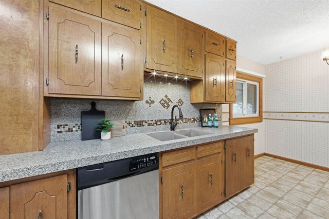 1555 N Womer Dr, Wichita, KS 67203