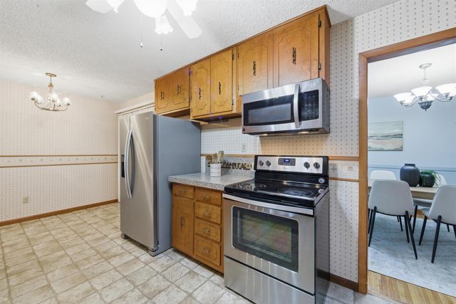 1555 N Womer Dr, Wichita, KS 67203