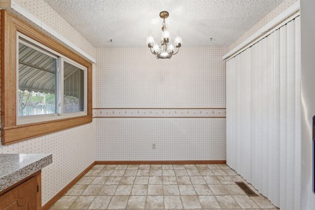 1555 N Womer Dr, Wichita, KS 67203