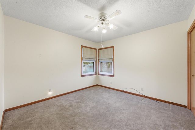 1555 N Womer Dr, Wichita, KS 67203