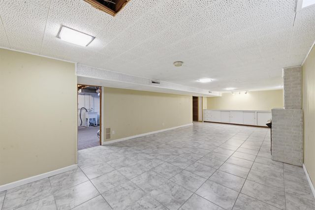 1555 N Womer Dr, Wichita, KS 67203