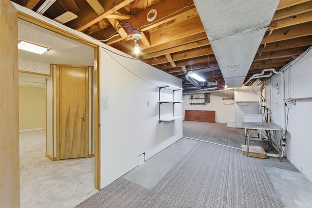 1555 N Womer Dr, Wichita, KS 67203