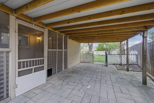 1555 N Womer Dr, Wichita, KS 67203