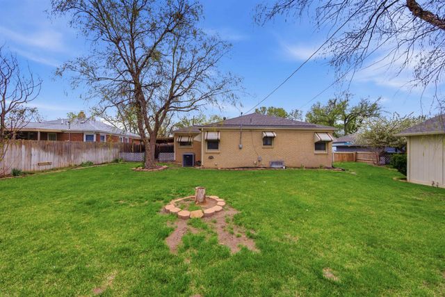 1555 N Womer Dr, Wichita, KS 67203